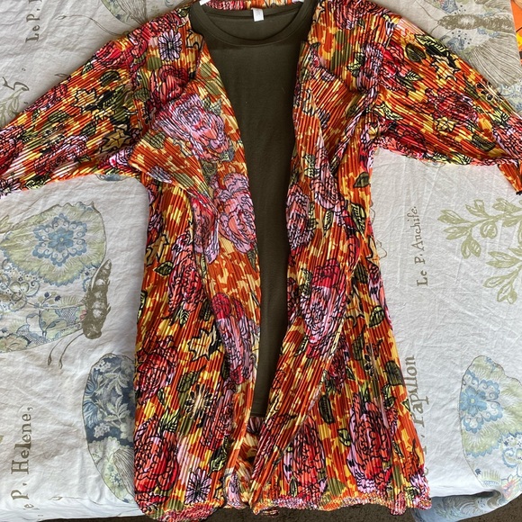 Lularoe rose print pleated shawl - Picture 6 of 7